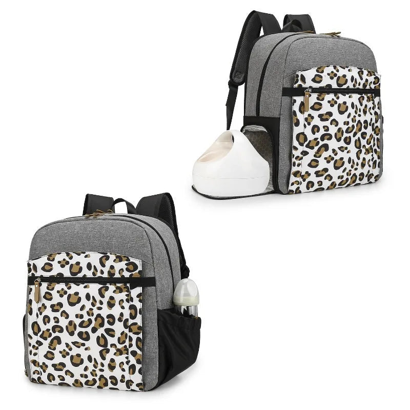 Sac a langer leopard vu de face et de dos avec poches laterales accueillant biberon et accessoires pour un acces rapide en deplacement.