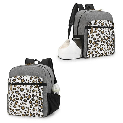 Sac a langer leopard vu de face et de dos avec poches laterales accueillant biberon et accessoires pour un acces rapide en deplacement.