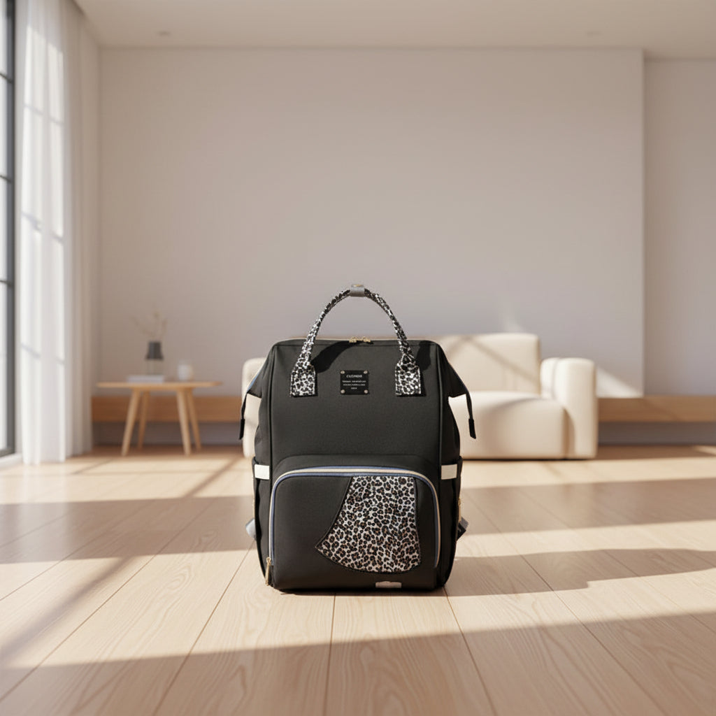 Sac a langer leopard accroche a la poussette avec ses attaches, liberant les mains des parents lors des balades avec bebe.
