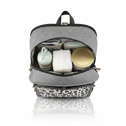 Sac a langer leopard vu sous plusieurs angles avec compartiment dedie au tire-lait et espace interieur compartimente.