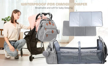 Maman accrochant le sac a langer sur sa poussette lors d'une sortie, avec le matelas a langer impermeable et respirant deploye pour changer bebe partout.