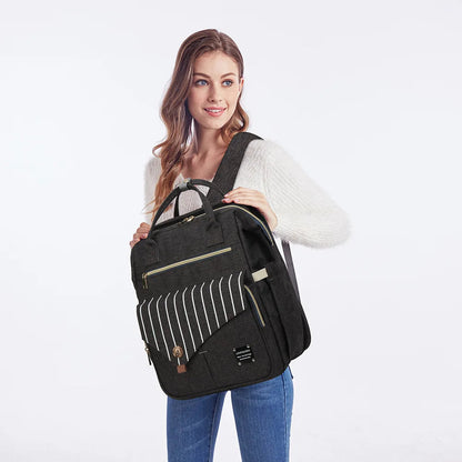 Jeune maman portant le sac a langer noir sur l'epaule, un accessoire elegant qui s'integre a toutes les tenues du quotidien.
