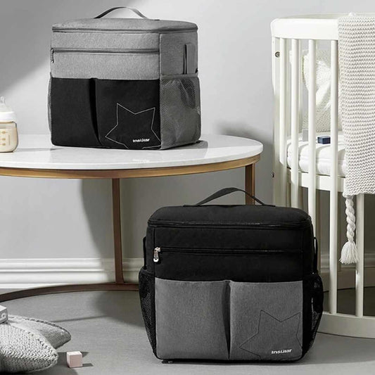sac-a-langer-noir-et-gris-dans-une-chambre