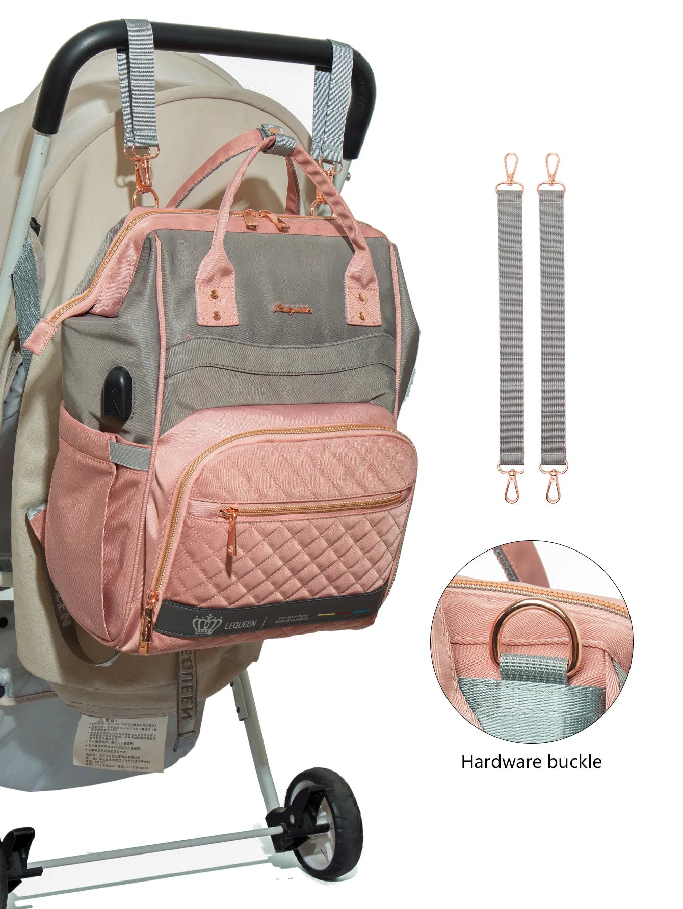 Sac a langer rose suspendu a la poussette avec ses mousquetons dores, solution pratique pour les parents en balade avec bebe.