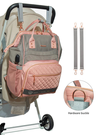 Sac a langer rose suspendu a la poussette avec ses mousquetons dores, solution pratique pour les parents en balade avec bebe.
