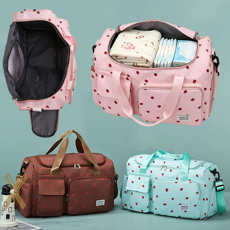 Vues de l'ouverture large et des differents coloris du sac a langer offrant un acces facile a tout le contenu range a l'interieur.