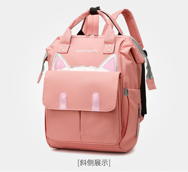 Sac a langer rose vu de trois quarts avec son motif oreilles de chat au design mignon et feminin
