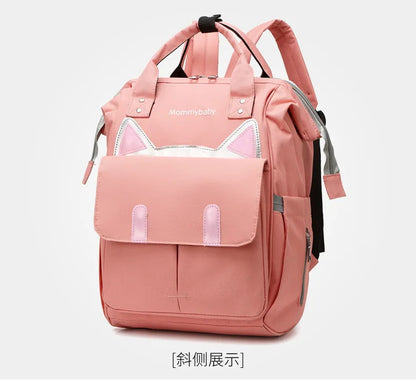 Sac a langer rose vu de trois quarts avec son motif oreilles de chat au design mignon et feminin