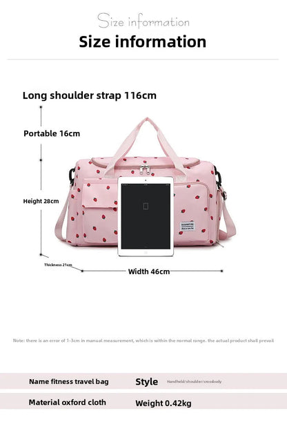 Schema des dimensions du sac a langer de 46 cm de large et seulement 0,42 kg avec longue bandouliere de 116 cm reglable.