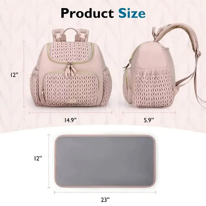 Vue detaillee des dimensions du sac a langer rose et de son matelas a langer inclus pour bien evaluer son format compact.