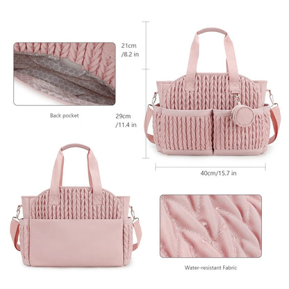 Sac a langer rose avec dimensions detaillees, poche arriere et tissu deperlant facile a nettoyer apres un incident