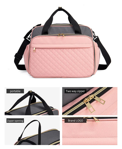Details des fermetures a glissiere double sens dorees et du logo de marque garantissant qualite et acces facile au sac a langer rose.