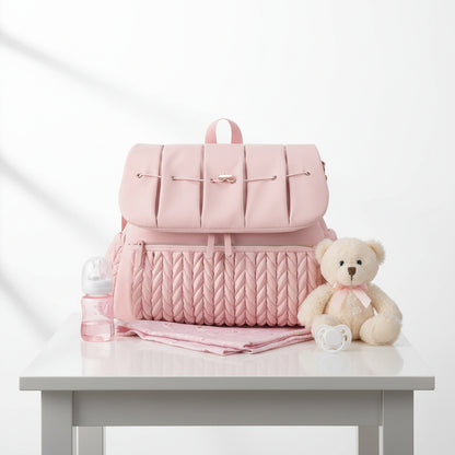 Sac a langer rose au design elegant avec matelassage texture, ideal pour les jeunes parents soucieux du style