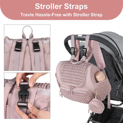 Demonstration de la fixation du sac a langer rose sur le guidon d'une poussette grace aux boucles ajustables incluses.