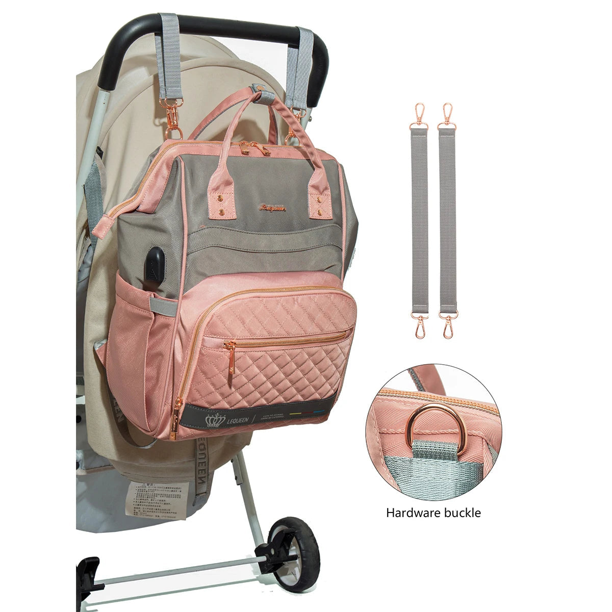 Sac a langer rose accroche a une poussette grace a ses sangles clipsables, pour garder les mains libres en promenade.