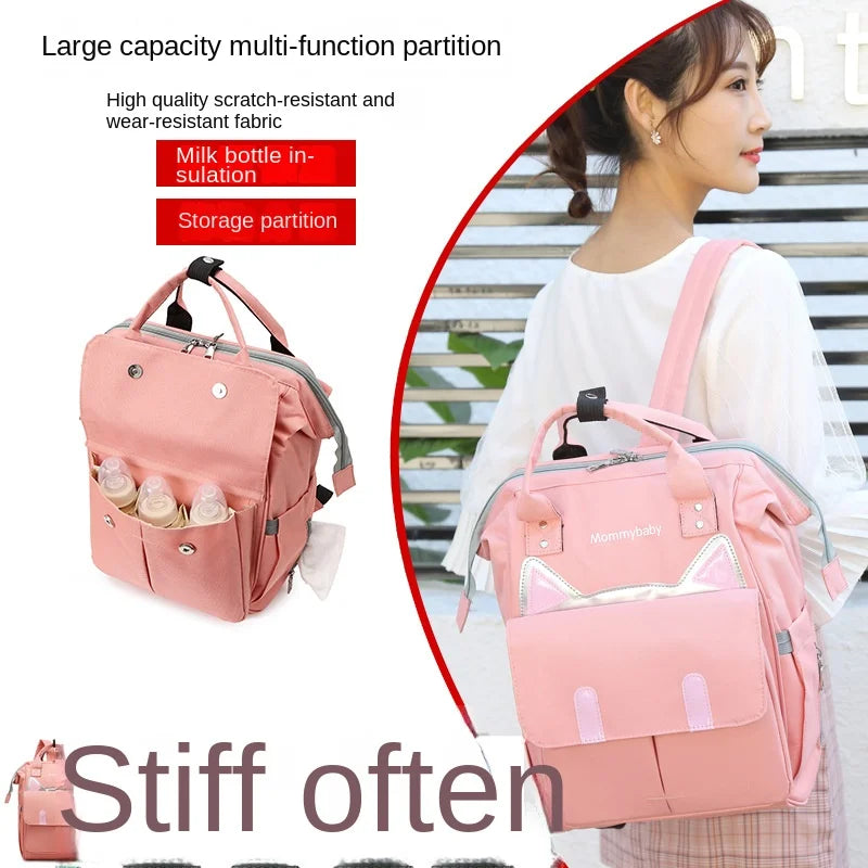 Sac a langer rose porte a l'epaule offrant une grande capacite avec compartiments et poches isothermes pour biberons