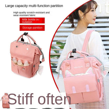 Sac a langer rose porte a l'epaule offrant une grande capacite avec compartiments et poches isothermes pour biberons