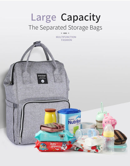 Le sac a langer avale biberons, lingettes, boite de lait et vetements grace a sa grande contenance pour une journee entiere de sorties.