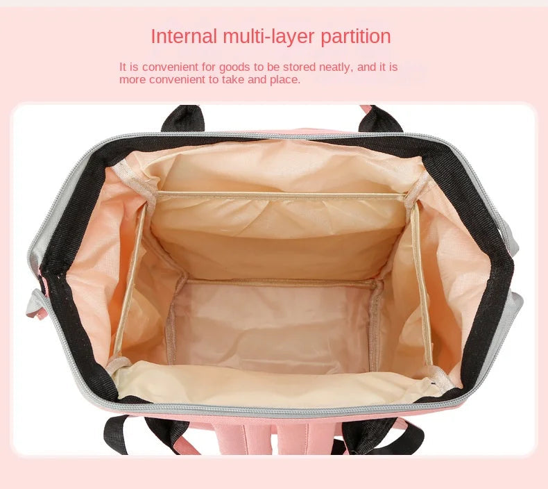 Interieur du sac a langer avec cloisons multiples permettant de ranger et retrouver facilement les affaires de bebe