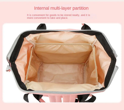 Interieur du sac a langer avec cloisons multiples permettant de ranger et retrouver facilement les affaires de bebe