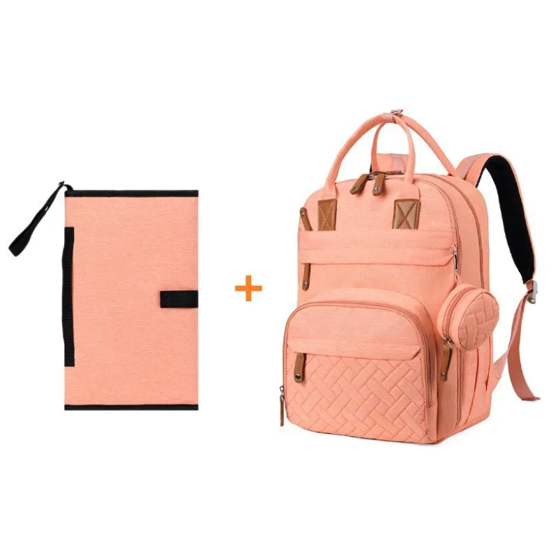Sac a langer rose vendu avec son matelas a langer nomade pliable pour changer bebe partout en toute hygiene.