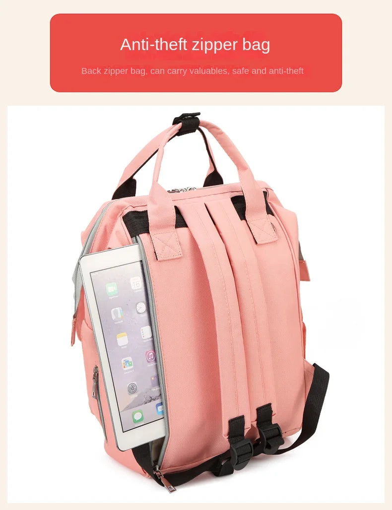 Poche zippee cachee dans le dos du sac a langer securisant tablette et objets de valeur contre le vol