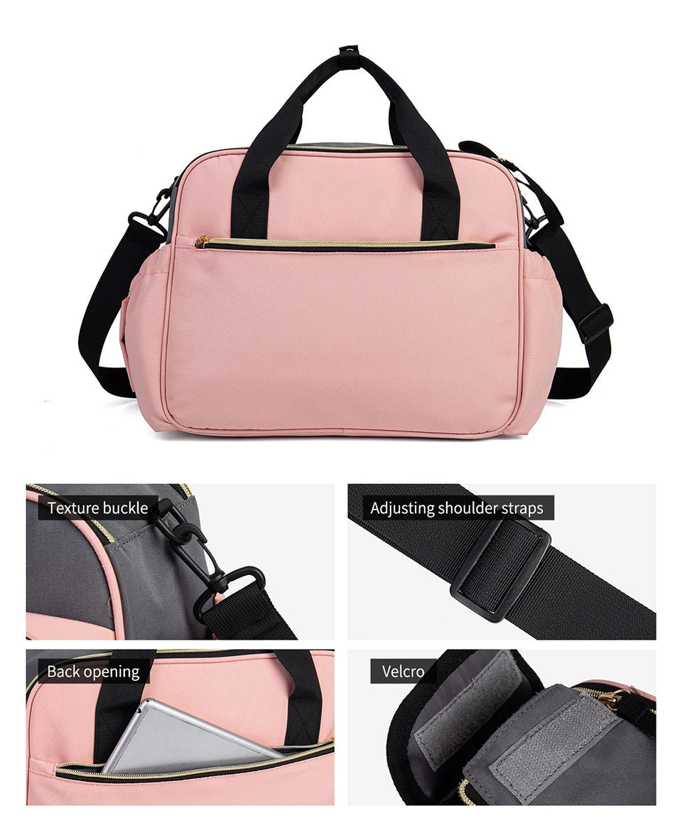 Le sac a langer rose dispose d'une poche dorsale pour tablette, de sangles reglables et de fixations velcro pour l'accrocher a la poussette.