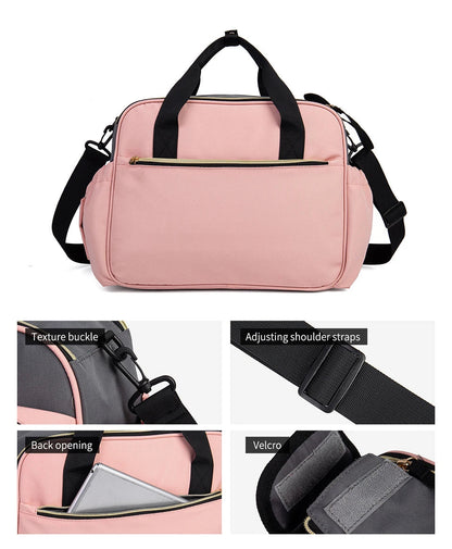 Le sac a langer rose dispose d'une poche dorsale pour tablette, de sangles reglables et de fixations velcro pour l'accrocher a la poussette.
