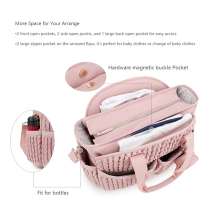 Sac a langer rose ouvert montrant les nombreuses poches avant, laterales et arriere pour un acces rapide aux essentiels