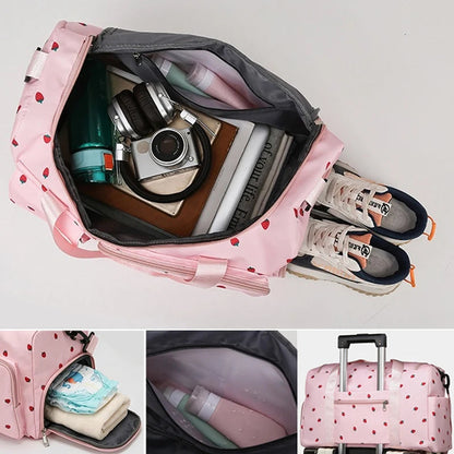 Interieur spacieux du sac montrant l'organisation par poches separees pour couches, biberon isole et chaussures, ideal pour tout garder trie.