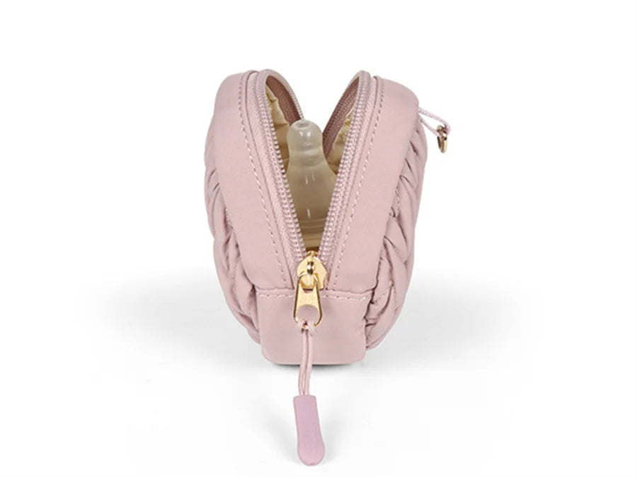 Petite pochette ronde assortie du sac a langer rose parfaite pour ranger une tetine ou une sucette bien au propre.