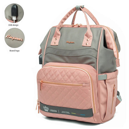 Sac a langer rose et gris avec port USB integre et logo brode, presentation des finitions premium de la marque.