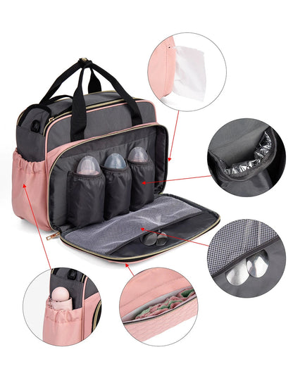 Zoom sur les porte-biberons integres, le distributeur de lingettes et les poches doublees qui rendent ce sac a langer ultra fonctionnel.