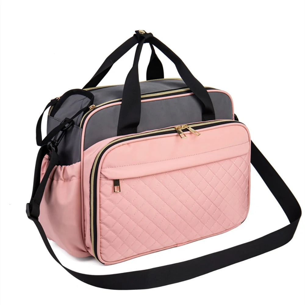 Sac a langer rose et gris au design matelasse elegant avec finitions dorees, ideal pour les jeunes parents soucieux du style.