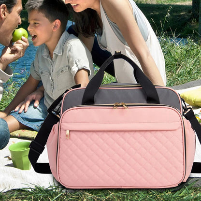 Sac a langer rose emporte lors d'un pique-nique en famille, pratique pour toutes les sorties avec bebe en pleine nature.