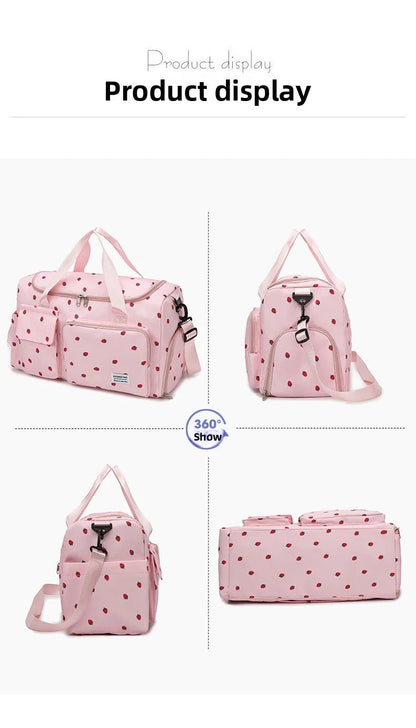 Presentation sous tous les angles du sac a langer rose montrant ses poches frontales, sa forme compacte et sa finition soignee.