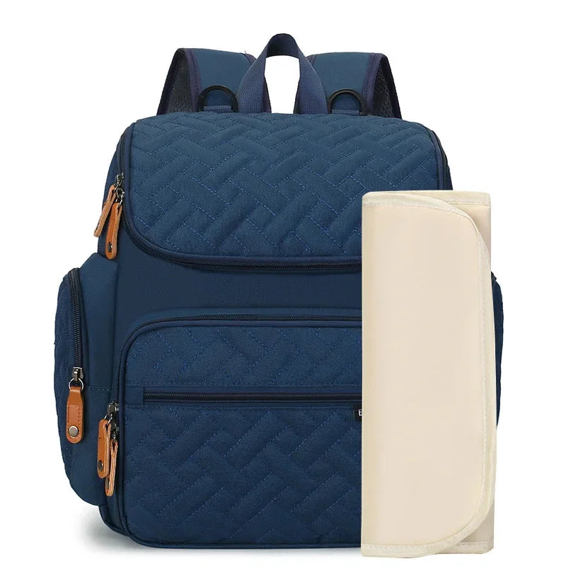Sac a langer sac a dos bleu marine chic et resistant, parfait pour les sorties en famille avec bebe.