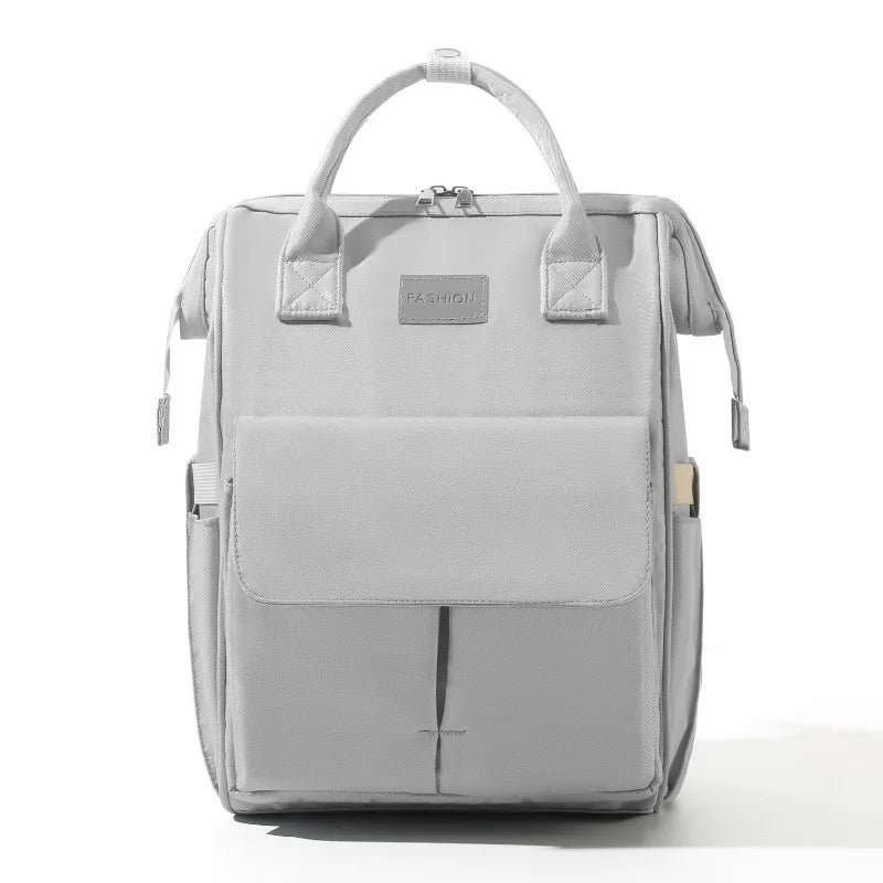 Version grise du sac a langer, un ton neutre qui s'accorde facilement avec toutes les tenues des parents.