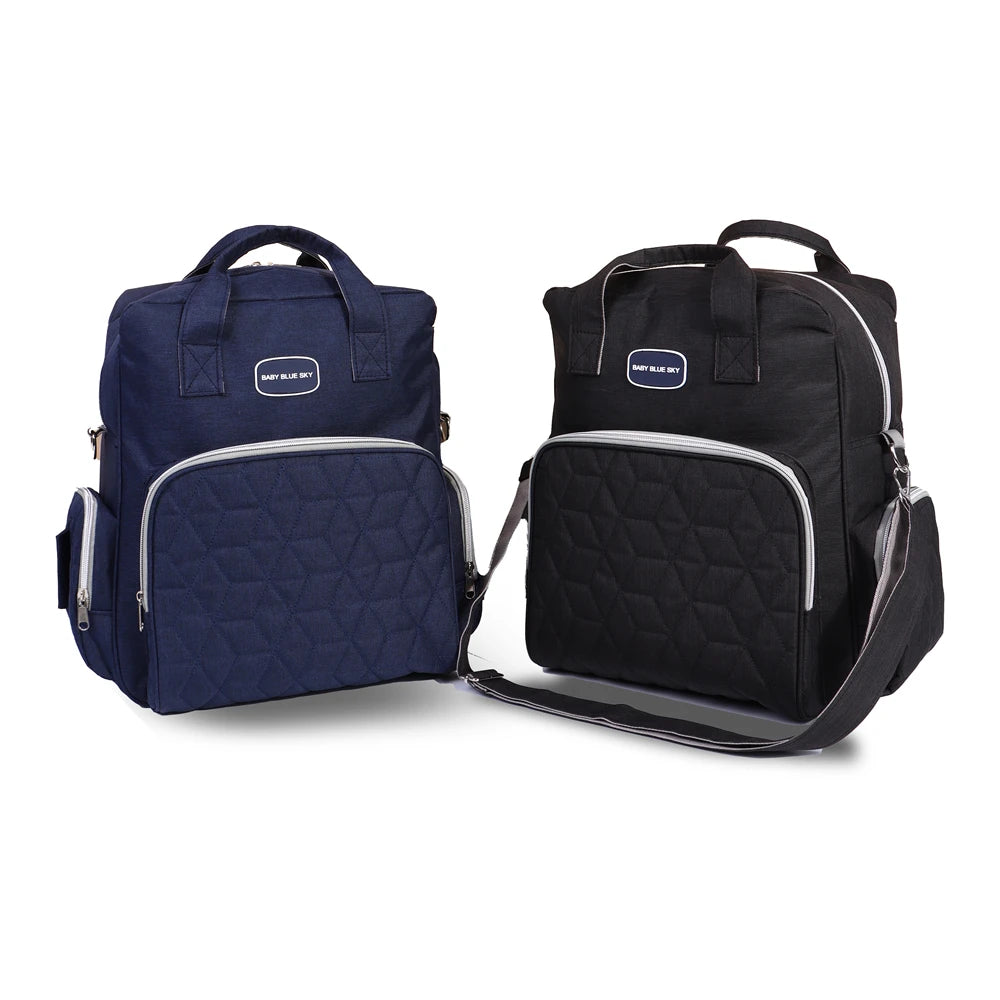 Sac a langer decline en bleu marine et noir, deux teintes intemporelles adaptees aux sorties en famille.