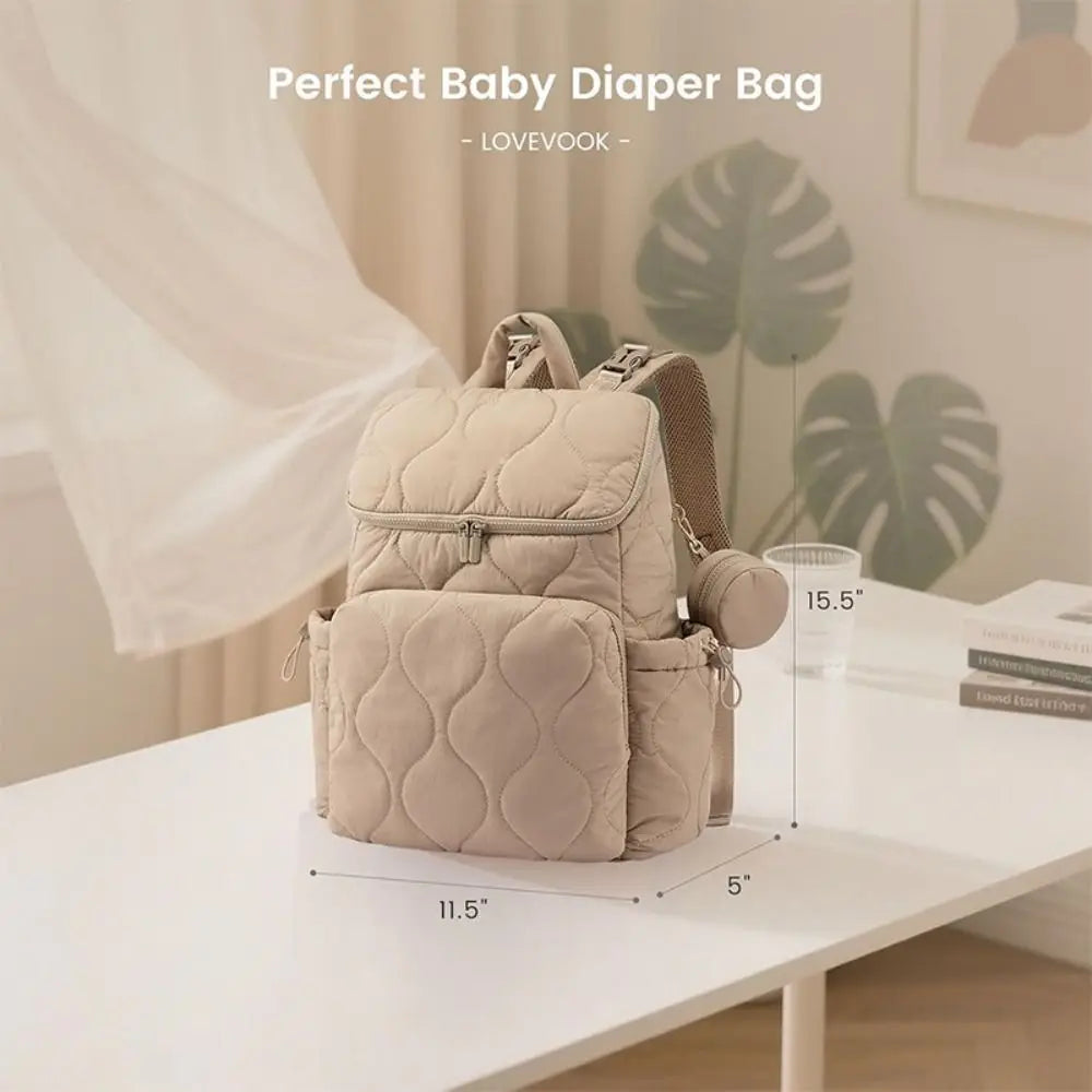 Dimensions du sac a langer indiquees pour verifier son format compact et confirmer sa contenance adaptee aux affaires de bebe.