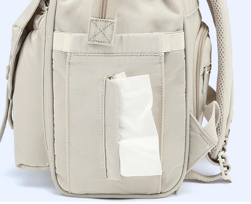 Ouverture distributeur de lingettes integree au sac a langer pour un change rapide sans fouiller dans le sac.
