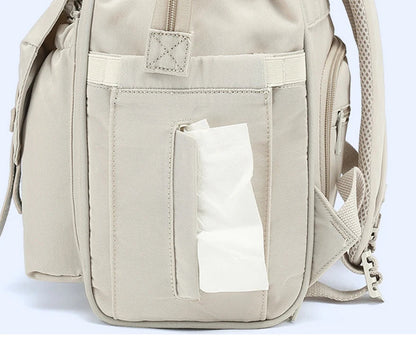 Ouverture distributeur de lingettes integree au sac a langer pour un change rapide sans fouiller dans le sac.