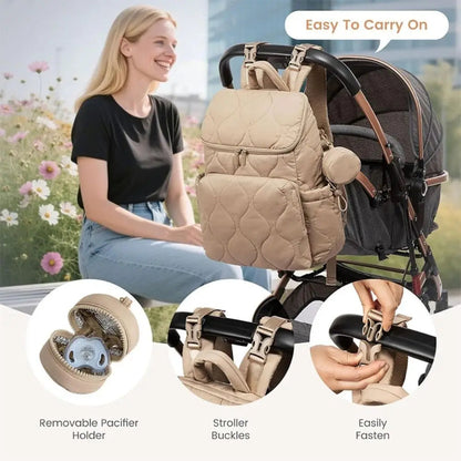 Le sac a langer se clipse directement sur la poignee de la poussette grace a ses attaches et integre un porte-tetine amovible pratique en balade.
