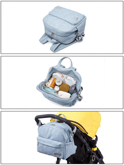 Le sac a langer bleu revele son grand volume interieur rempli de biberons et couches, et se fixe facilement sur la barre de la poussette.