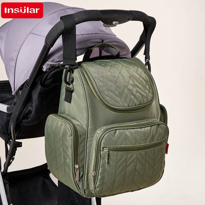 Sac a langer accroche a la poignee de la poussette, liberant les mains lors des balades.