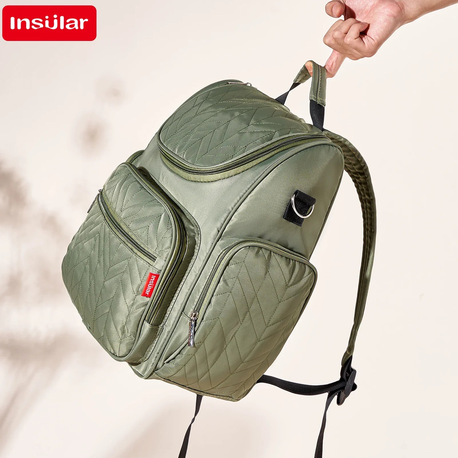 Le sac se souleve d'un seul doigt, preuve de sa remarquable legerete pour un usage prolonge.