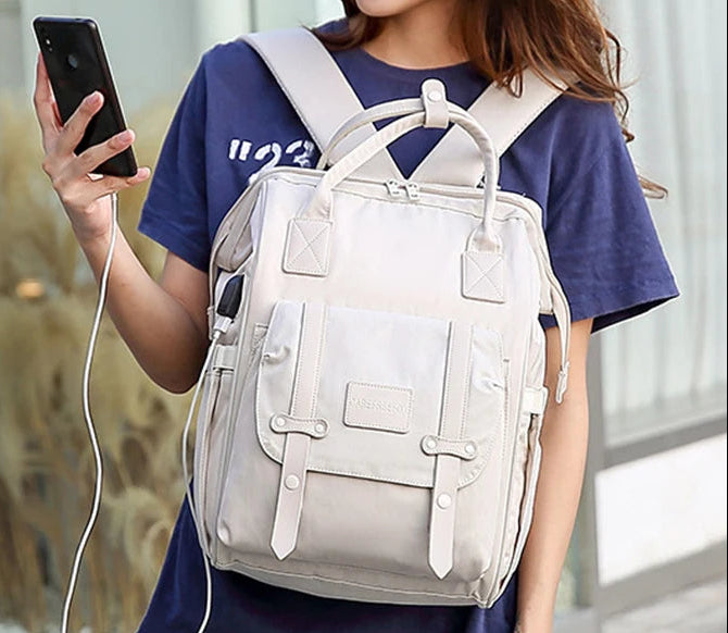 Sac a langer porte sur le dos avec port de recharge USB permettant de recharger son telephone en marchant.