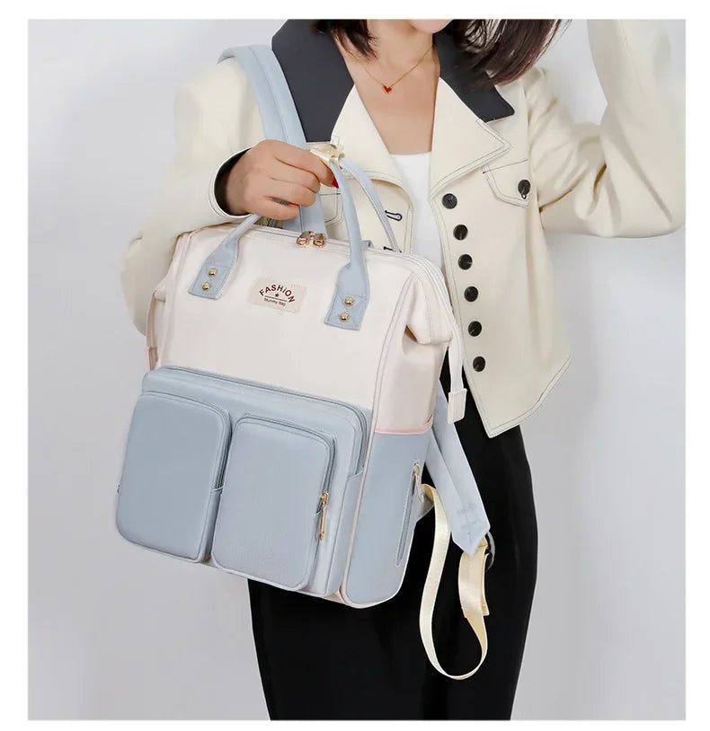 Une maman porte le sac a langer par ses poignees comme un cabas, montrant sa polyvalence entre sac a main et sac a dos.