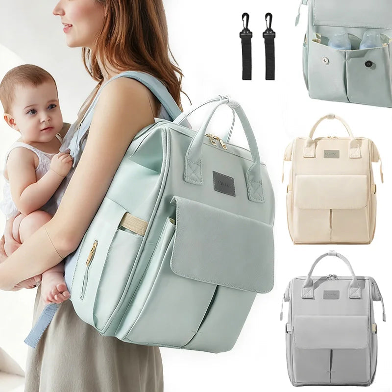 Maman portant bebe et le sac a langer sur le dos, liberant les mains pour plus de confort lors des deplacements.