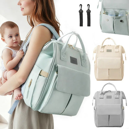 Maman portant bebe et le sac a langer sur le dos, liberant les mains pour plus de confort lors des deplacements.